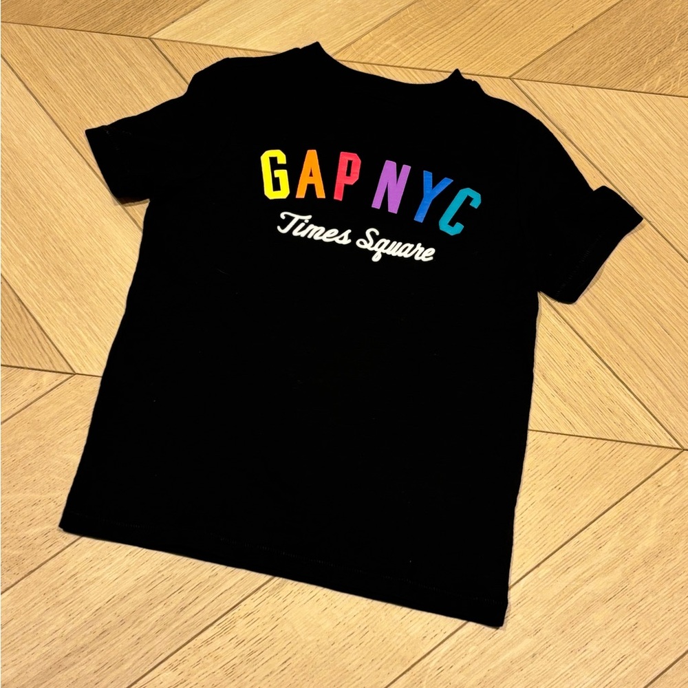 Gap Kids NYC Times Square Graphic T-Shirt – Size S (6–7)